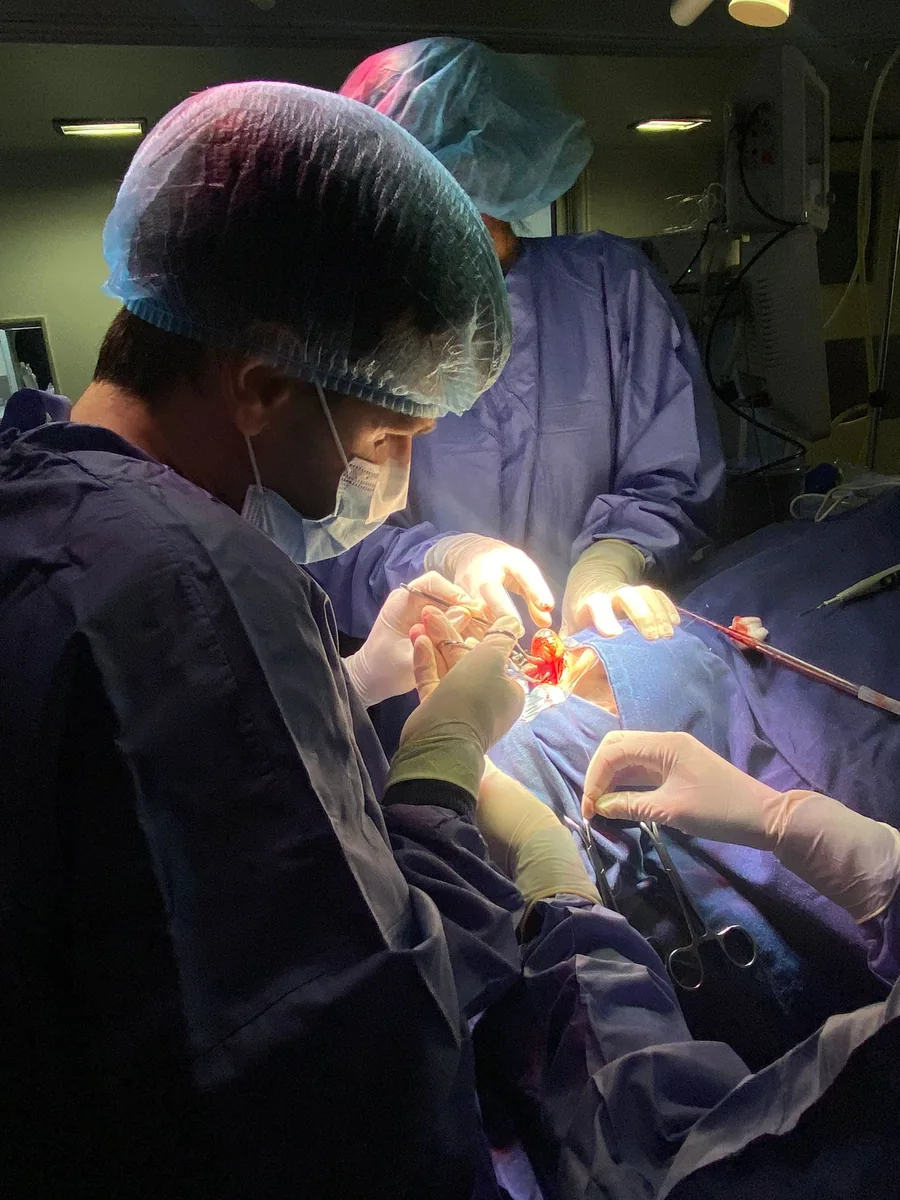 Dr. Federico Stipanicic durante una intervención quirúrgica